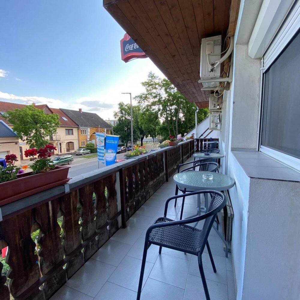 Lenzl'S Panzio Bed & Breakfast Szigetvar Exterior photo