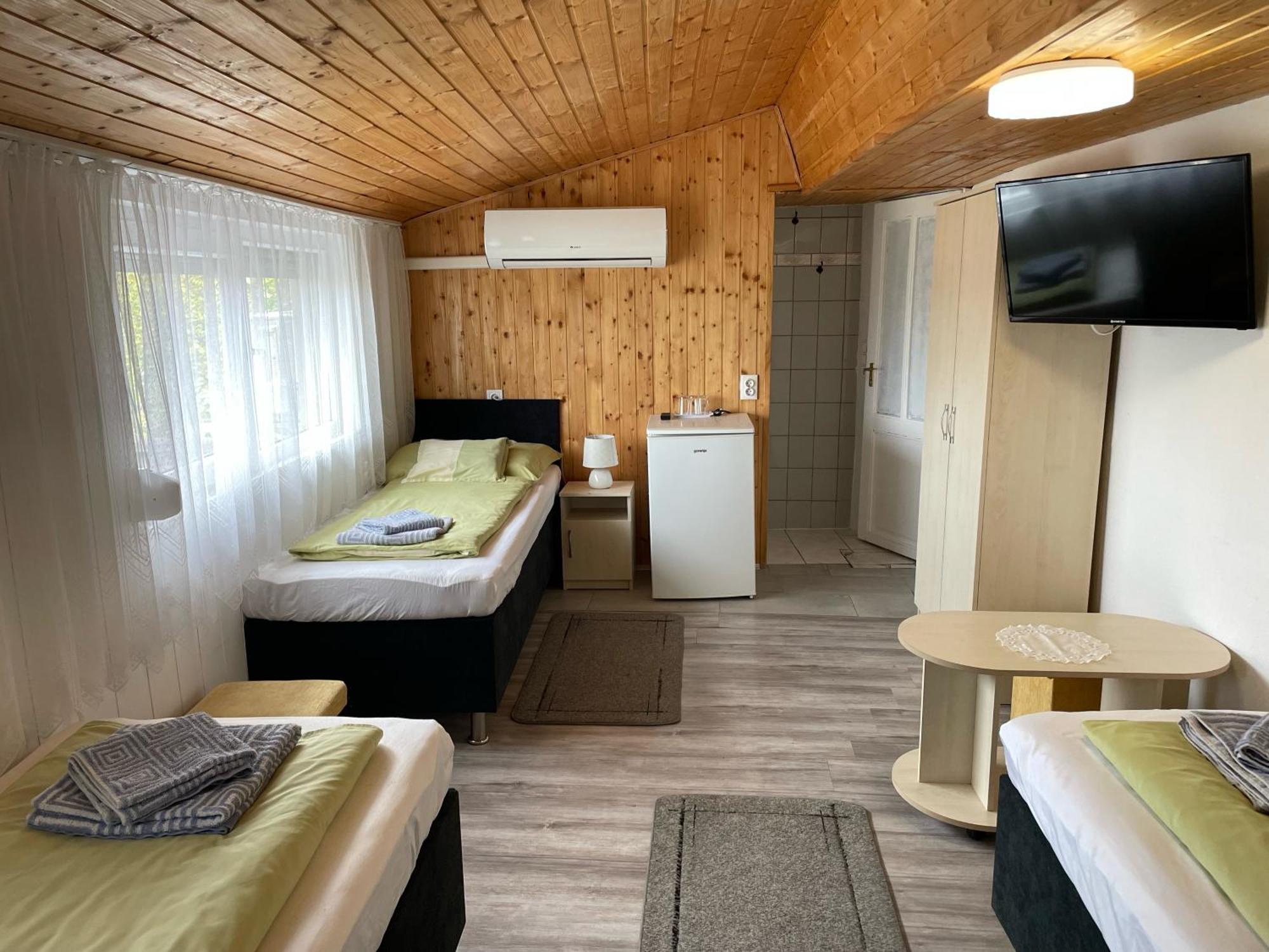 Lenzl'S Panzio Bed & Breakfast Szigetvar Exterior photo