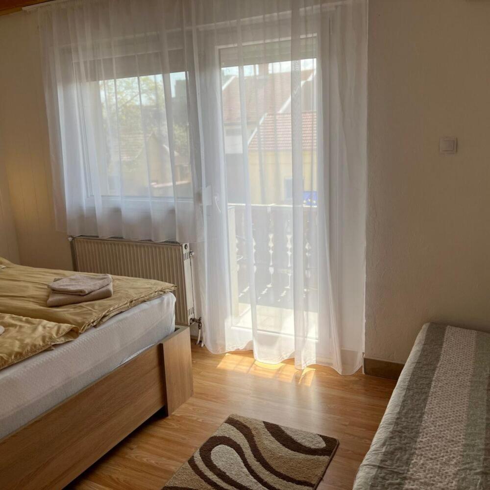 Lenzl'S Panzio Bed & Breakfast Szigetvar Exterior photo