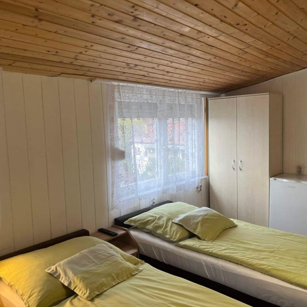 Lenzl'S Panzio Bed & Breakfast Szigetvar Exterior photo