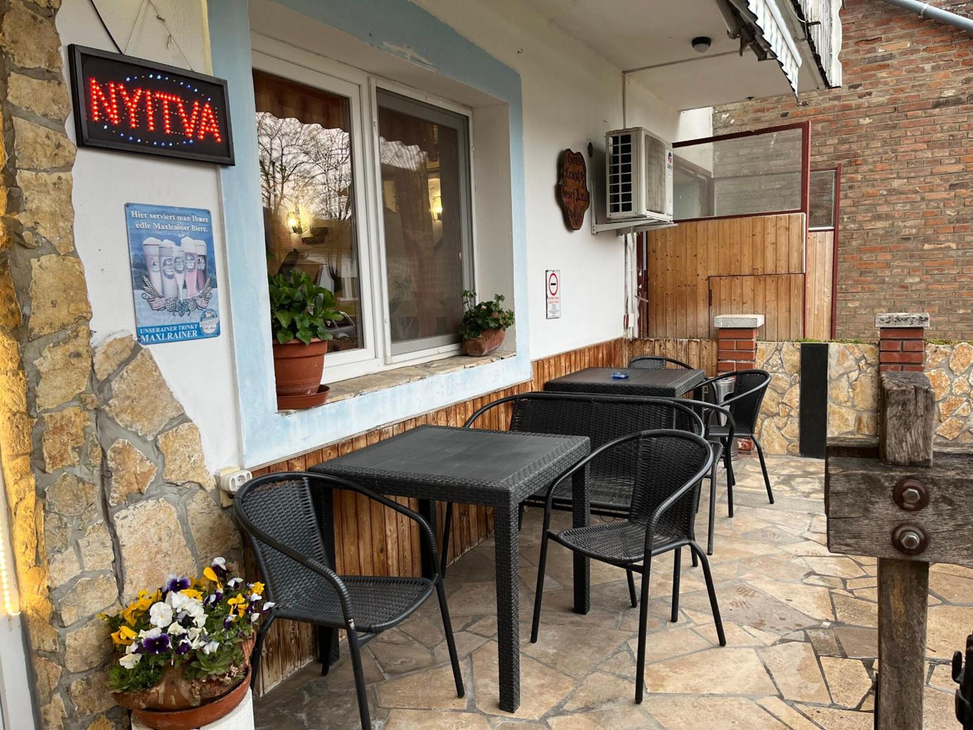 Lenzl'S Panzio Bed & Breakfast Szigetvar Exterior photo