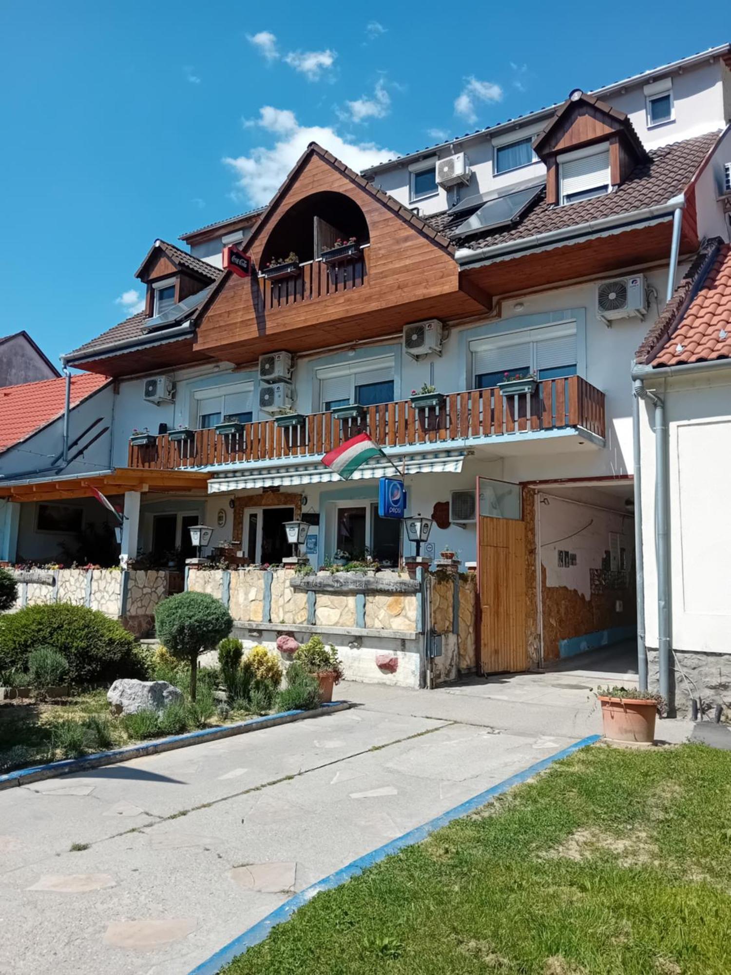 Lenzl'S Panzio Bed & Breakfast Szigetvar Exterior photo